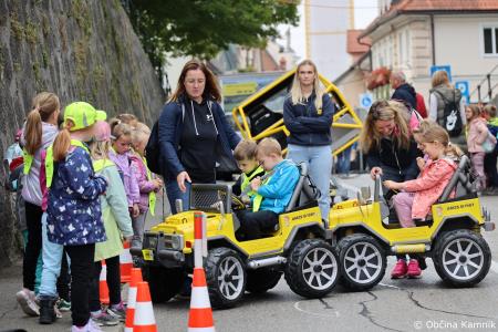 Otroci kamniških šol in vrtcev rajali na Glavnem trgu in se učili o trajnostni mobilnosti (59)